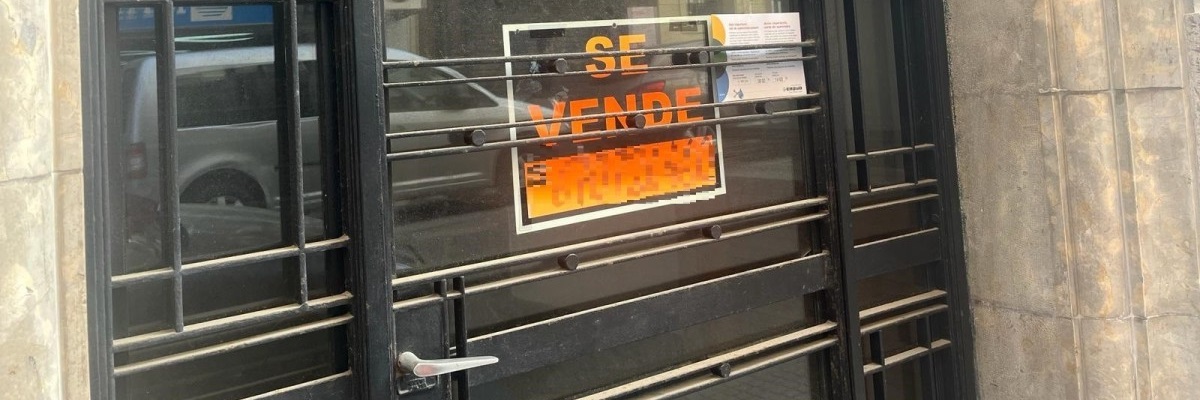 Cartel de 'Se Vende' en la entrada de un bloque de pisos